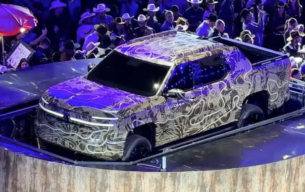 Bidding farewell to diesel engines and boasting over 470 horsepower, the all-new Volkswagen Amarok pickup is based on the Maxus Interstellar X.